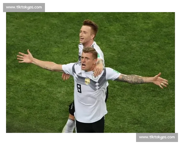 现代足球体系中后腰核心作用与战术价值及攻防转换关键意义探讨